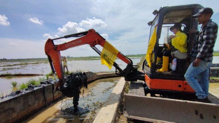 Wakil Ketua DPRD Subang, Elita Budiarti Blusukan Pantau Normalisasi Sungai