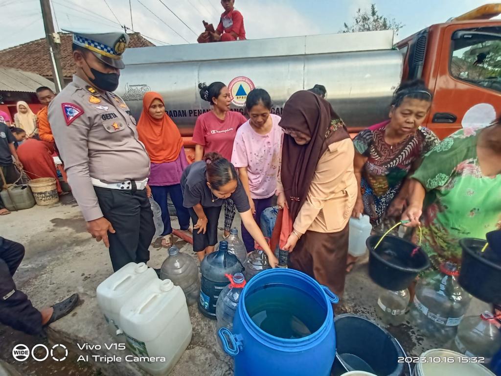Samsat Subang Salurkan Bantuan 5 Truk Tangki Air Bersih untuk Warga Palasari Ciater