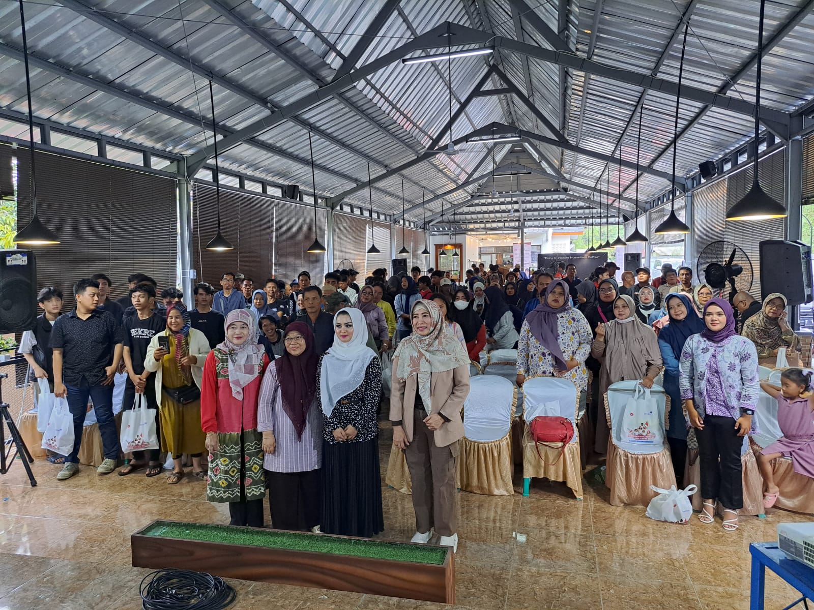 Gandeng BKKBN, Anggota DPR RI Linda Megawati Sosialisasikan Pencegahan dan Penanganan Stunting Kepada Warga Kelurahan Cigadung Subang 