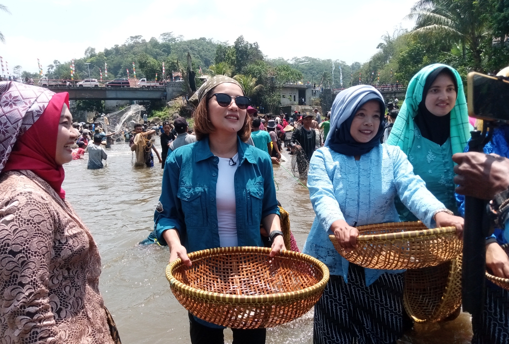 Bupati Subang Bersama Ribuan Warga Antusias Tangkap Ikan Rame-rame Diacara Event Wisata Festival 7 Sungai ke 8 di Tanjungsiang 