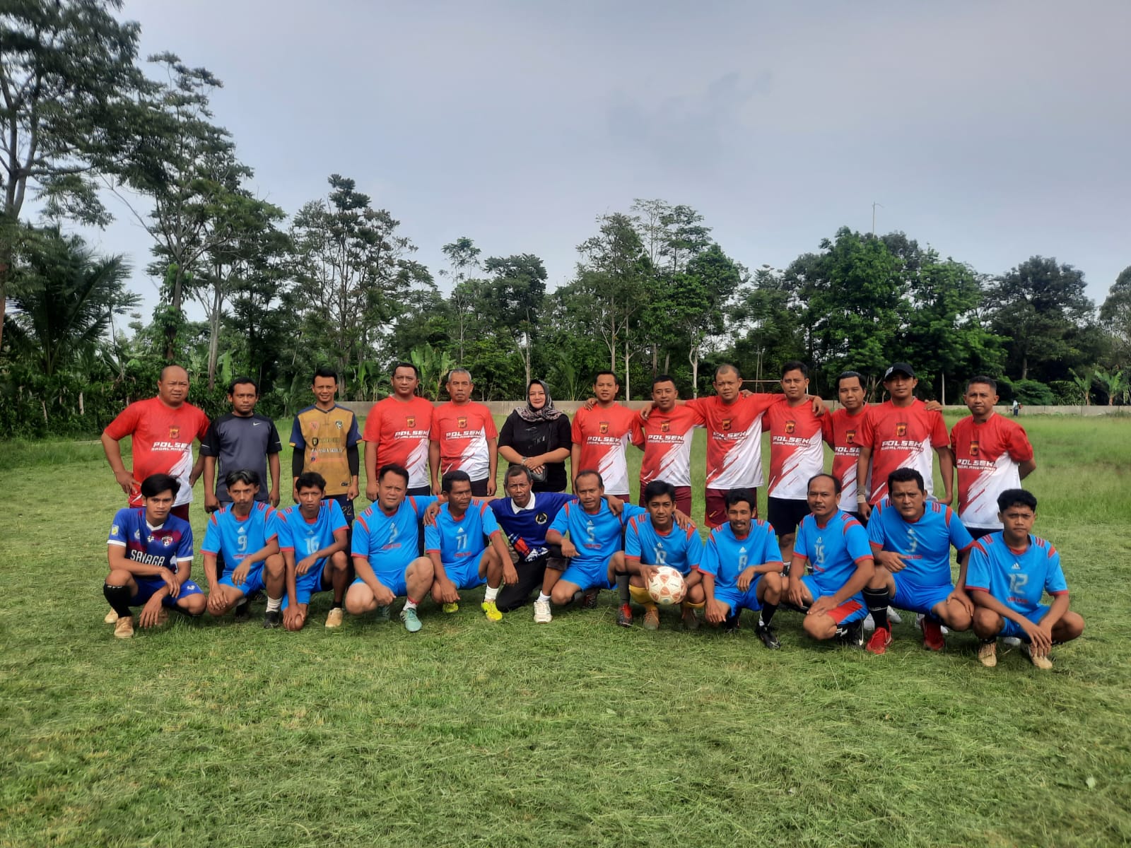 Pererat Silaturahmi, Jajaran Polsek Sagalaherang Gelar Pertandingan Sepakbola Persahabatan dengan Warga Cikujang 