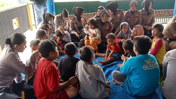 Aksi  Polwan Cantik Polres Subang  Berikan Trauma Healing, Bikin Anak-anak Korban Tanah Longsor Tertawa Ceria