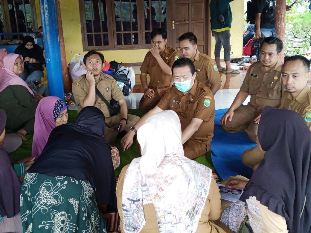 Kadinkes Bersama IDI Subang Salurkan Bantuan untuk Korban Bencana Tanah Longsor Cipondok 