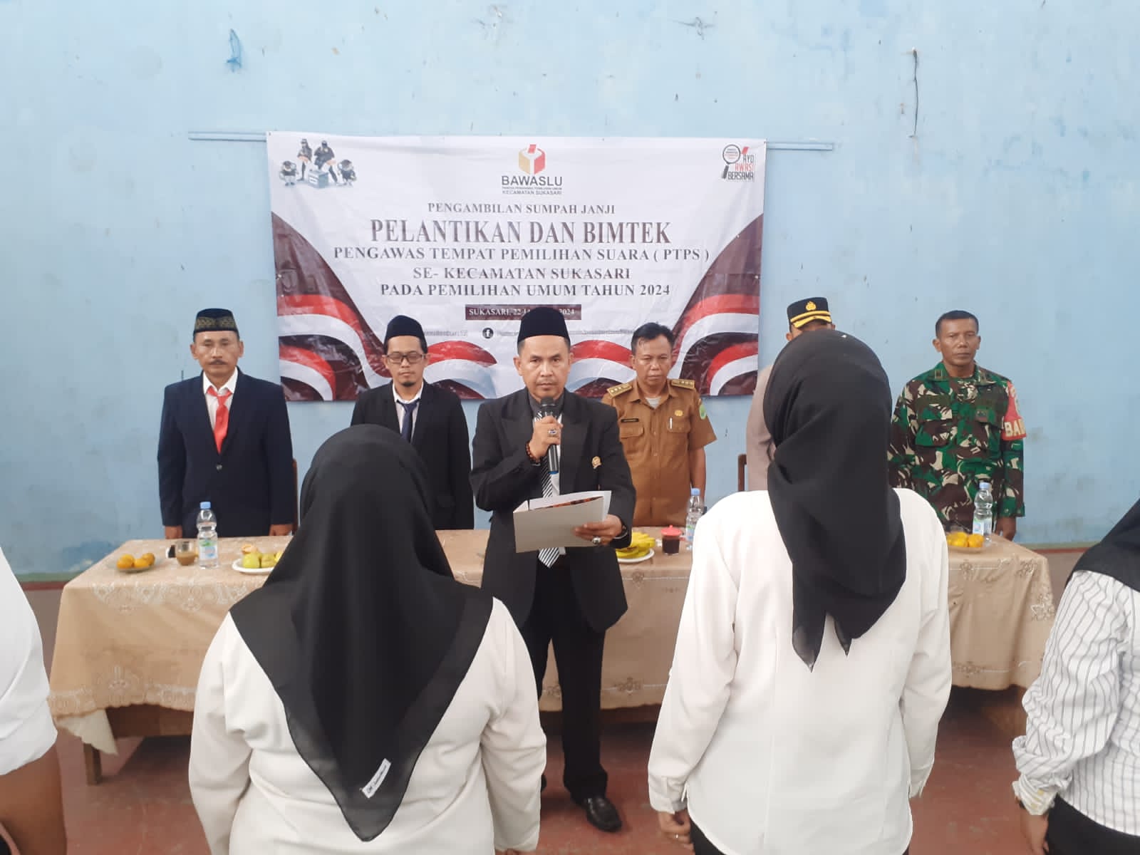 Ketua Panwascam Sukasari Lantik dan Pimpin Bimtek 144 Pengawas TPS Pemilu 2024