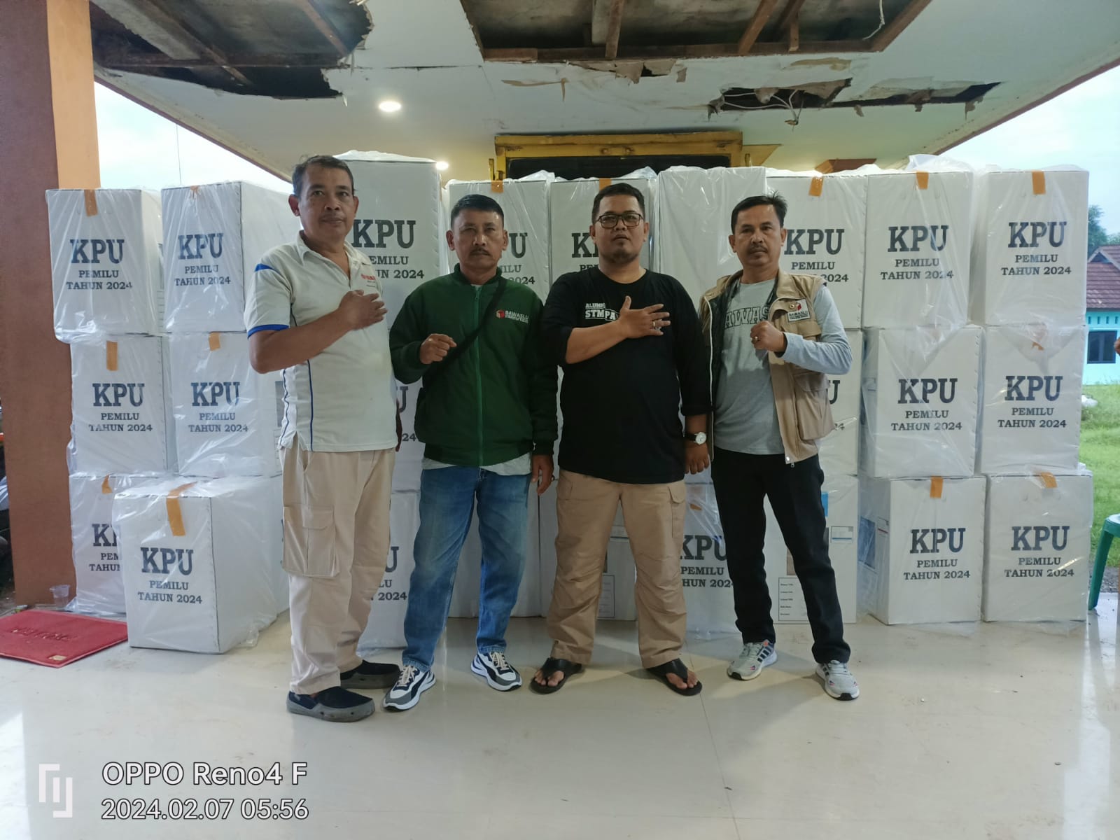 KPU Subang Distribusikan 576 Kotak Suara  Pemilu 2024 ke PPK Sukasari,  Panwascam bersama TNI-POLRI Terus Lakukan Pengawasan Ketat 