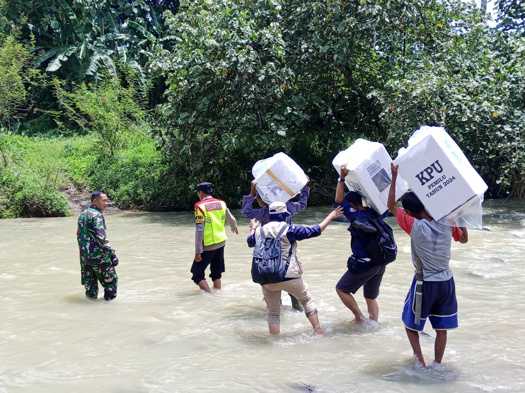 TNI-POLRI dan Penyelanggara Pemilu Nyebur ke Sungai,  Distribusikan Logistik Pemilu ke Daerah Terpencil di Subang